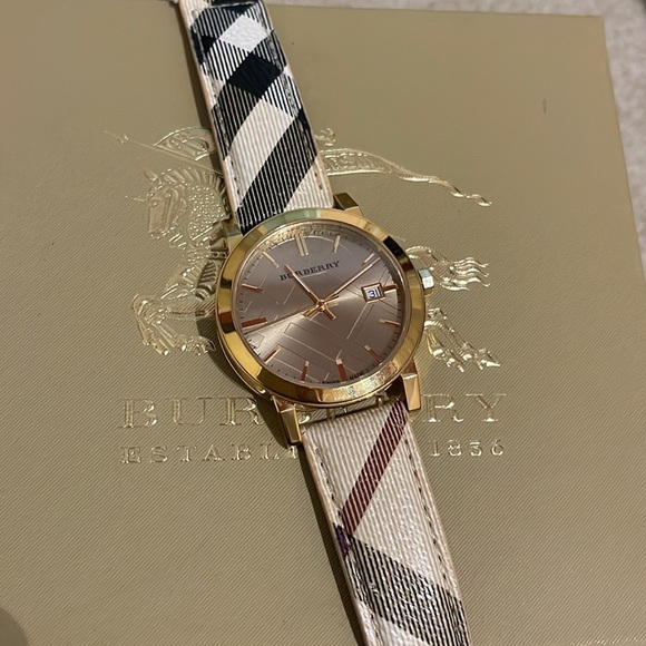 Real Burberry watch in gold with leather printed strap. - Picture 2 of 7